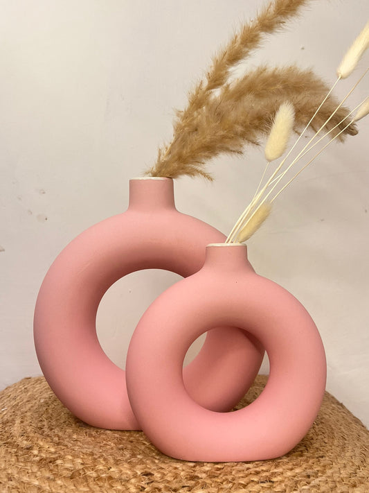 Creative Craftsmanship: The Donut Vase - A Deliciously Unique Home Decor