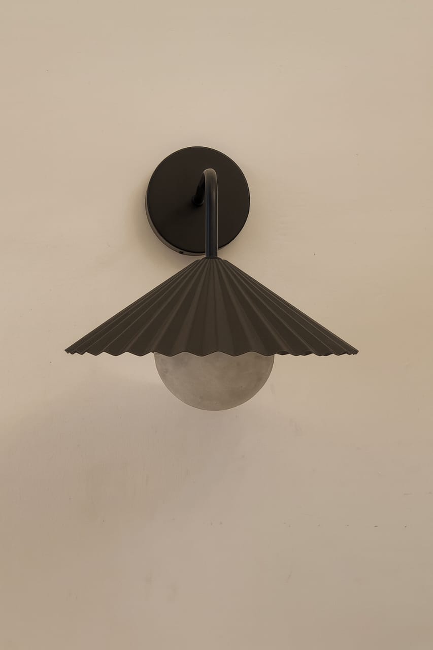 HDC Retro Pleated Black Meta Shade Wall Lamp For Living Room