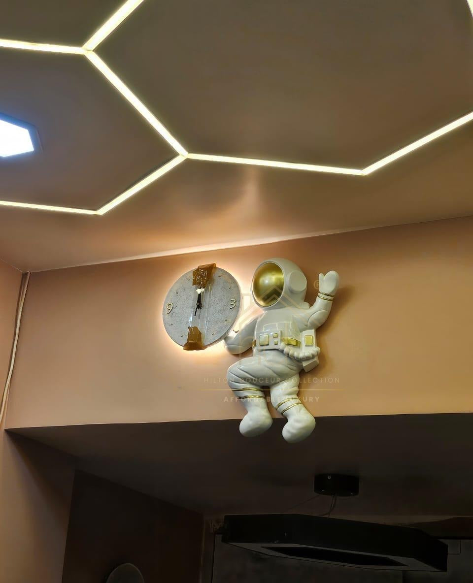 HDC Modern Astronaut-Themed LED Wall Lamp With Lightning Clock Resin Decorative Light for Kids Bedroom Living Room